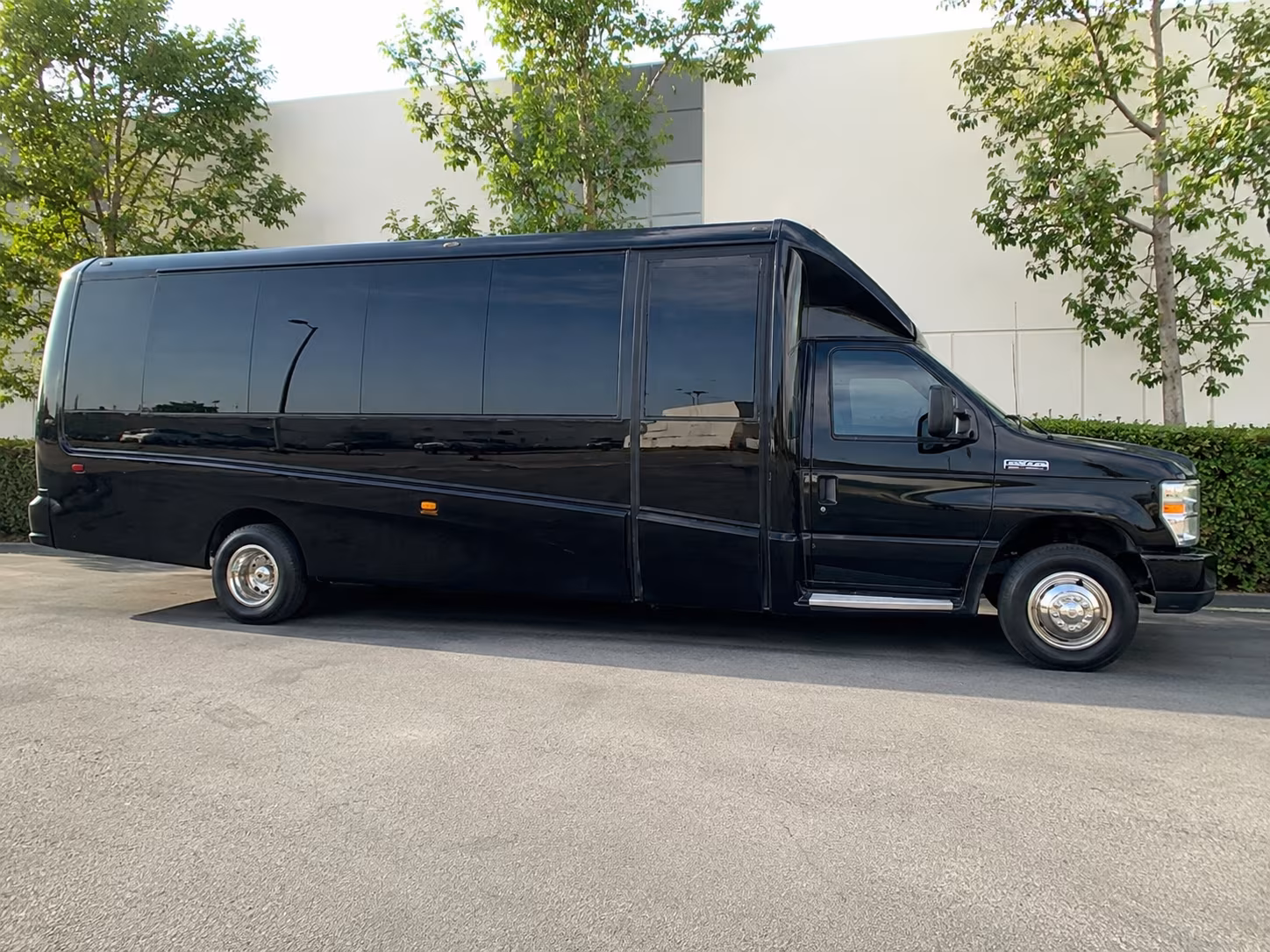 corporate airport transfer buses between longmont and dia
