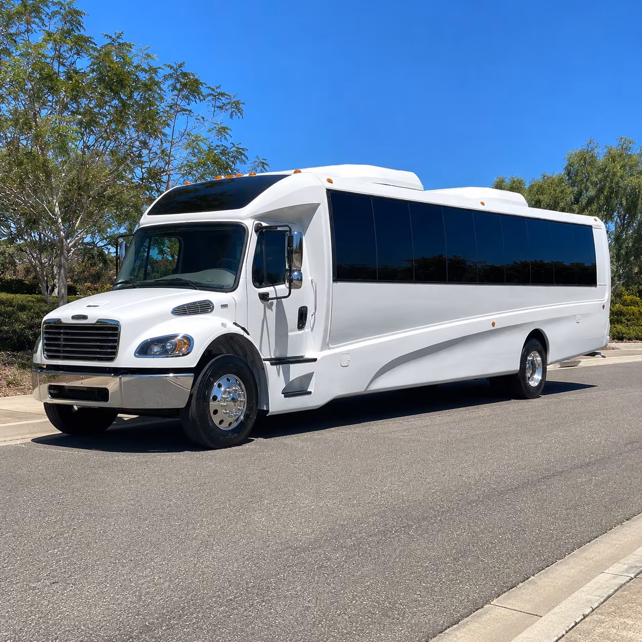 longmont 25 passenger minibus